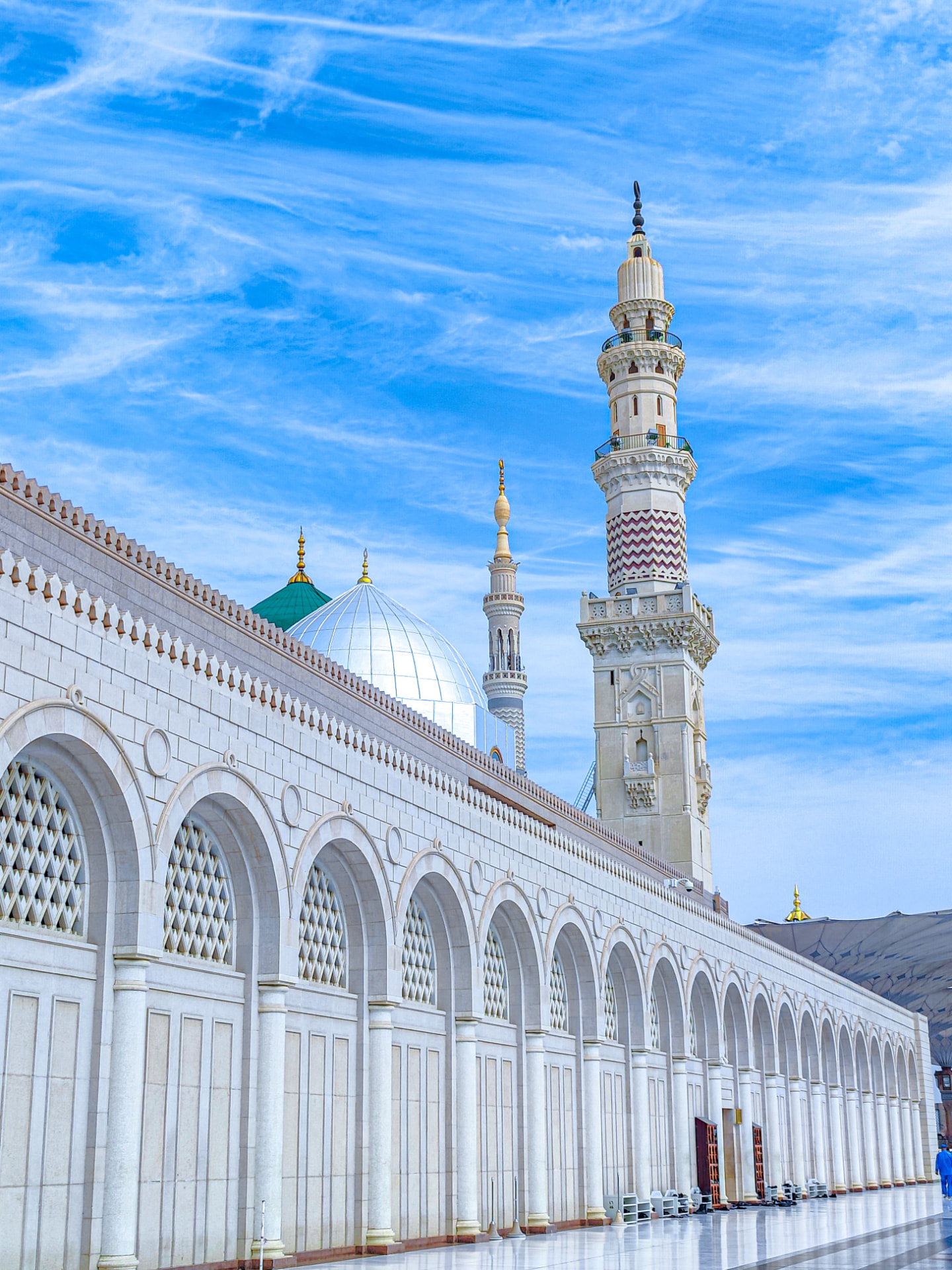 Arched colonnade and minaret of Masjid an-Nabawi in Madina